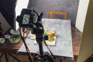 Read more about the article Od briefu do finalnego kadru. Jak naprawdę wygląda profesjonalna fotografia kulinarna?